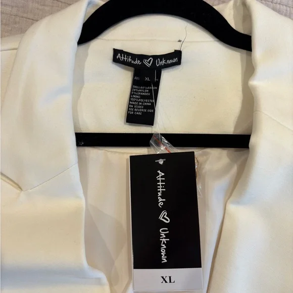 Attitude Unknown Elegant Double-Breasted Blazer with Rose Gold Buttons - Picture 2 of 5